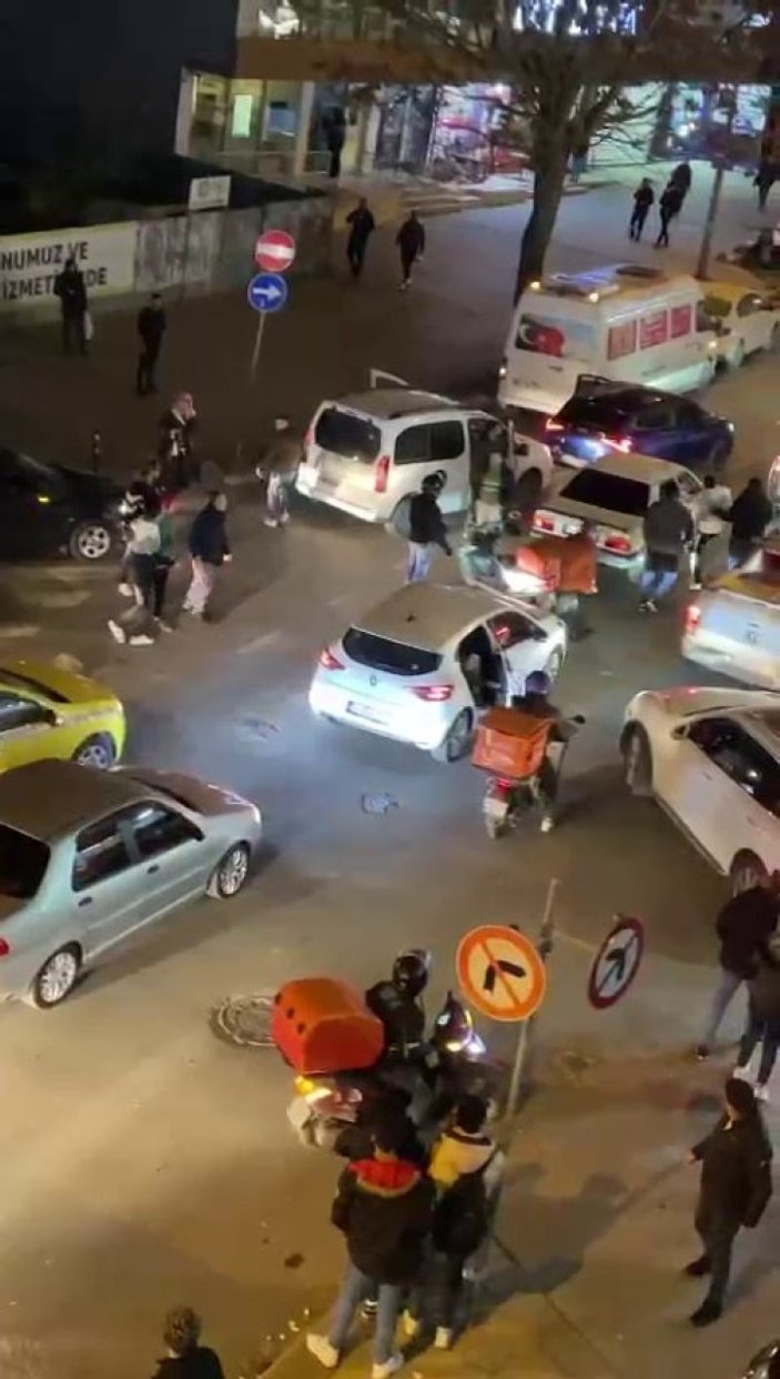 Arnavutköy'de yol verme kavgasında araçları tekmelediler