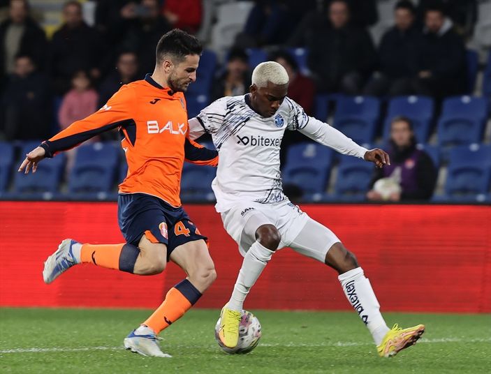 Başakşehir, Adana Demirspor'u iki golle geçti