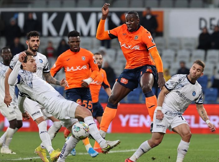 Başakşehir, Adana Demirspor'u iki golle geçti