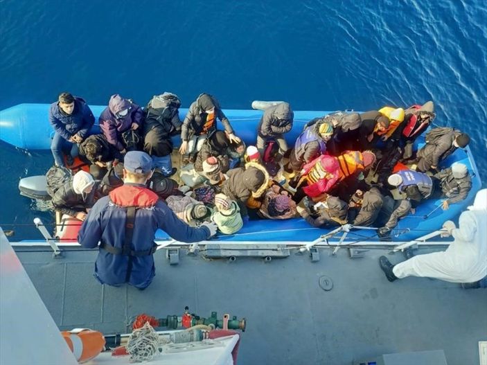 Çanakkale açıklarında 71 düzensiz göçmen yakalandı
