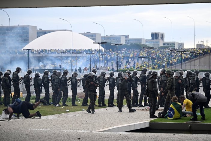 Brezilya'da Bolsonaro destekçileri polisle çatıştı