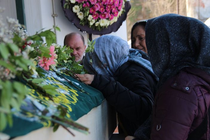 i İzmir'de annesinin cenazesinde kriz geçirdi: Annem katledildi