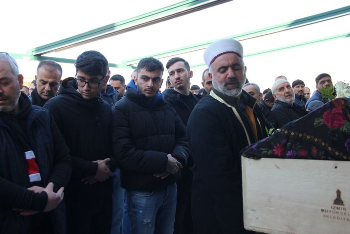 i İzmir'de annesinin cenazesinde kriz geçirdi: Annem katledildi