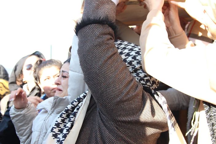 i İzmir'de annesinin cenazesinde kriz geçirdi: Annem katledildi