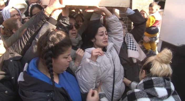 i İzmir'de annesinin cenazesinde kriz geçirdi: Annem katledildi