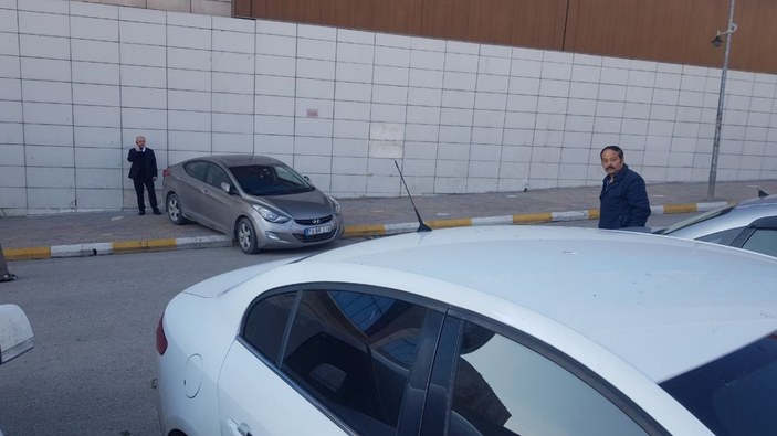 Karabük'te otomobil sürücüsü el frenini çekmeyi unuttu