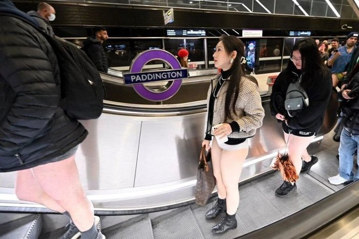 Londra'da Pantolonsuz Metro Günü etkinliği