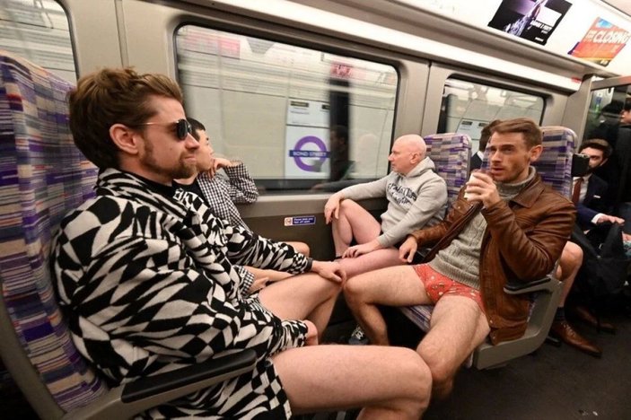 Londra'da Pantolonsuz Metro Günü etkinliği