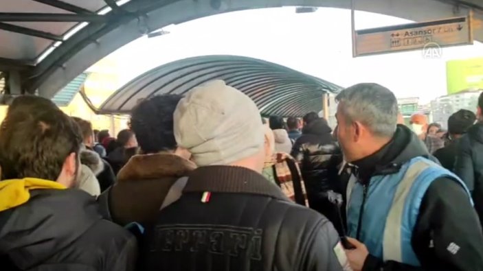 Mecidiyeköy'deki metrobüs istasyonunda yürüyen merdiven arızalandı