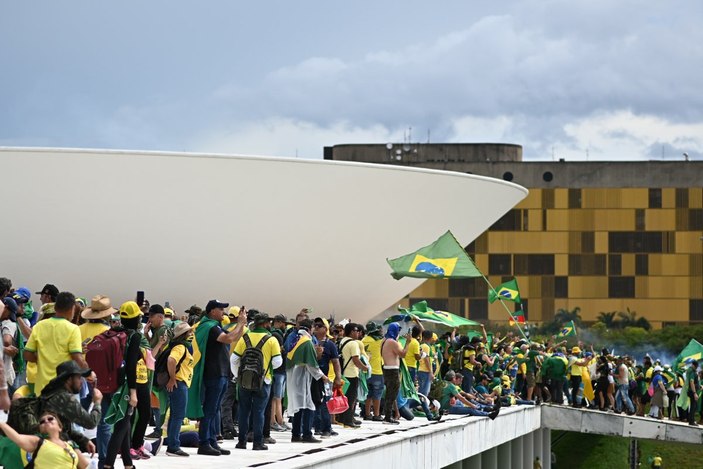 Brezilya'da Bolsonaro destekçileri polisle çatıştı