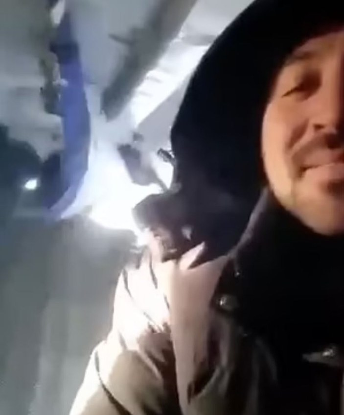 Rusya'da uçağın kapısı uçuş sırasında açıldı