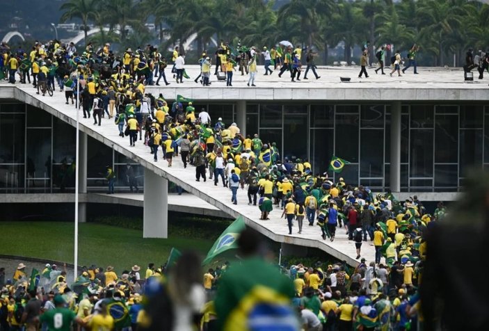 Brezilya'da Bolsonaro destekçisi bin 500 kişi gözaltına alındı