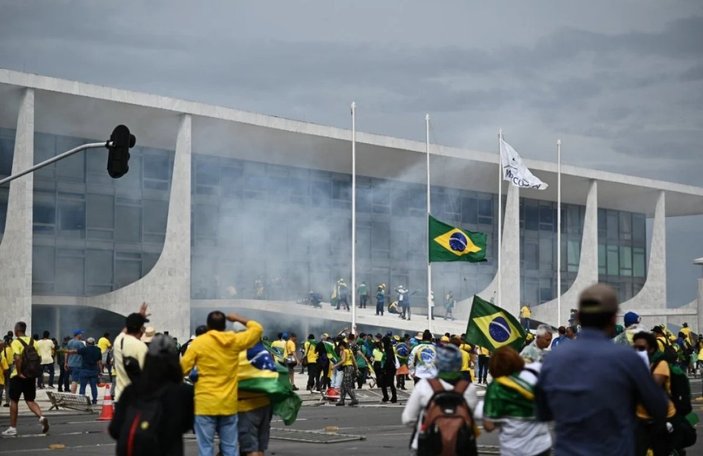 Brezilya'da Bolsonaro destekçisi bin 500 kişi gözaltına alındı