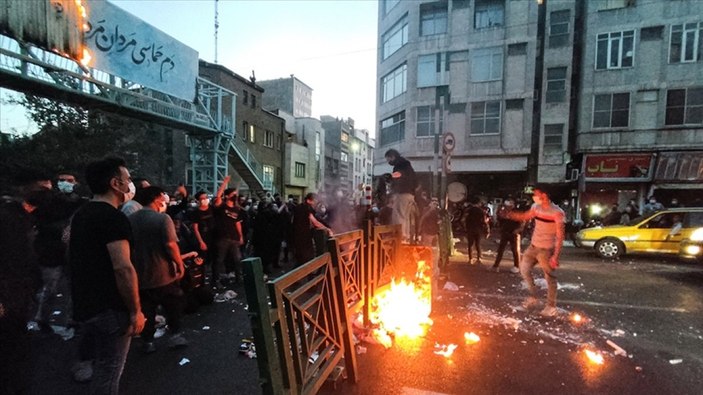 İran'da polise talimat: Başörtüsü ihlallerinin üzerine kararlılıkla gidin