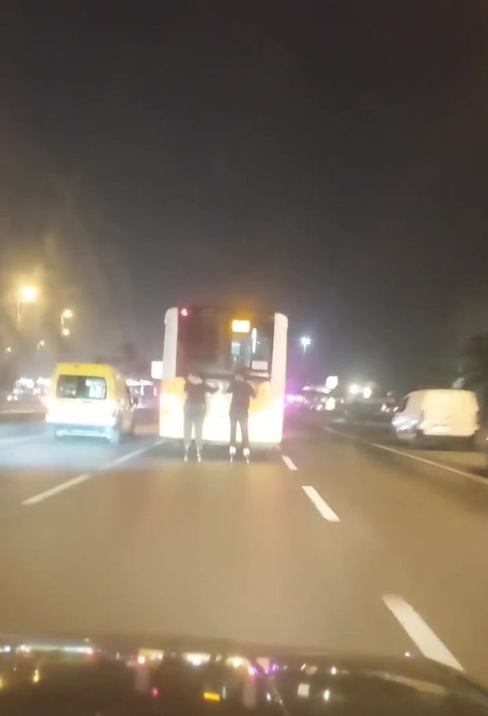 Pendik'te 2 patenli İETT otobüsüne asılarak yolculuk yaptı 