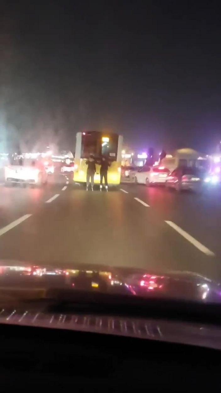 Pendik'te 2 patenli İETT otobüsüne asılarak yolculuk yaptı 