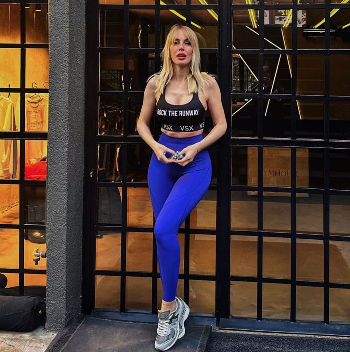 Taytlı pozuna alev yağdı! Hande Sarıoğlu'nun spor pozu beğeni topladı: 'Yangın yeri hep buralar'