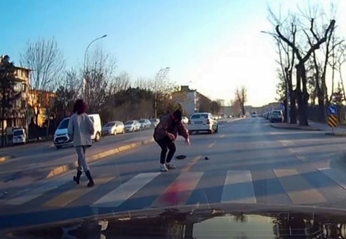 Sakarya'da yaya geçidinde yayaya çarpan sürücü, arkasına bakmadan uzaklaştı