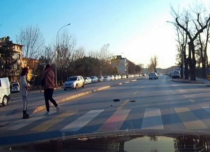 Sakarya'da yaya geçidinde yayaya çarpan sürücü, arkasına bakmadan uzaklaştı
