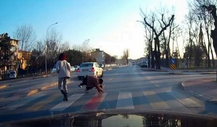 Sakarya'da yaya geçidinde yayaya çarpan sürücü, arkasına bakmadan uzaklaştı