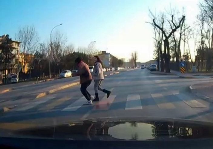 Sakarya'da yaya geçidinde yayaya çarpan sürücü, arkasına bakmadan uzaklaştı