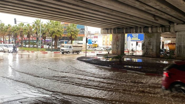 Antalya'da şiddetli yağmur hayatı durma noktasına getirdi