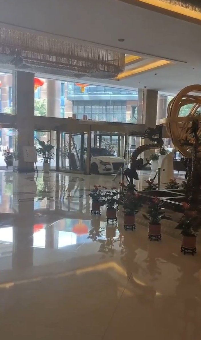 Çin'de lüks otomobille otele girdi