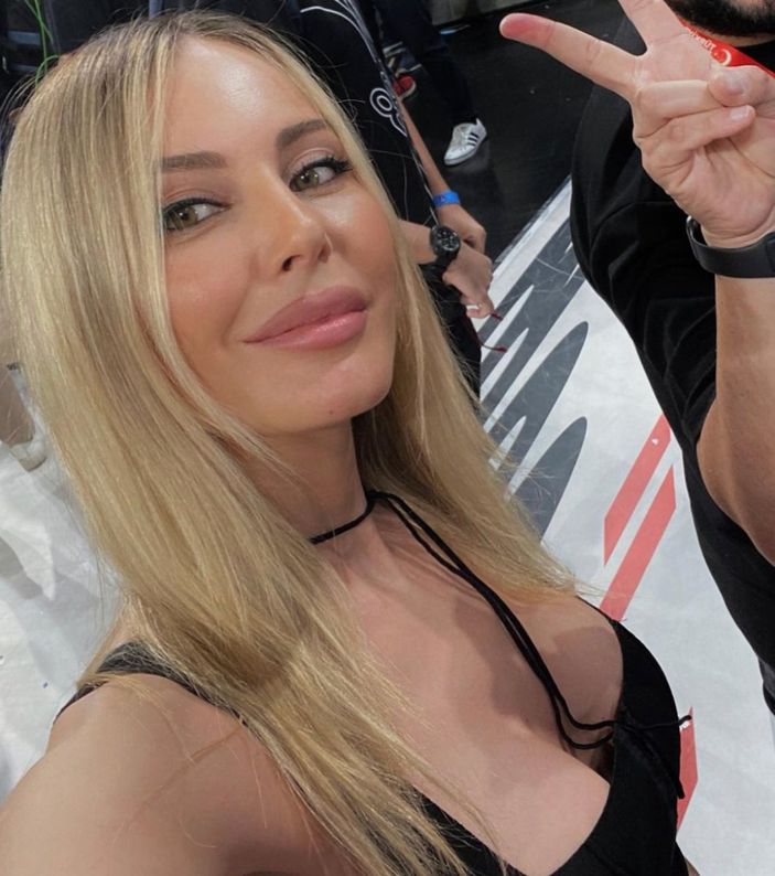 Taytlı pozuna alev yağdı! Hande Sarıoğlu'nun spor pozu beğeni topladı: 'Yangın yeri hep buralar'