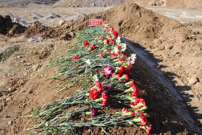 Elazığ'da cenazesi kabul edilmeyen engelli kızın mezarına karanfil bırakıldı