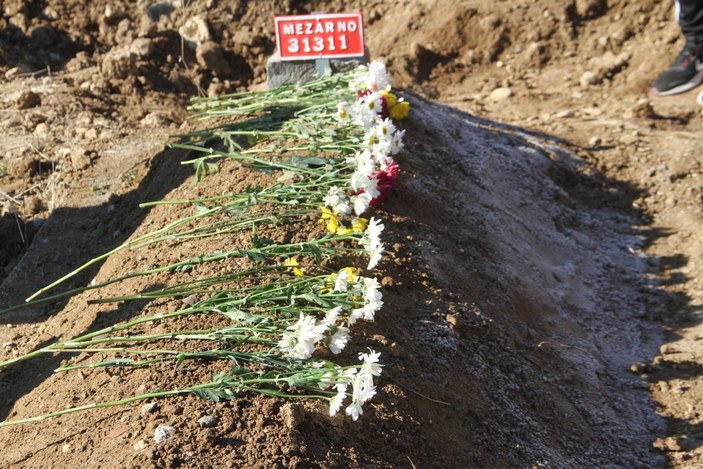 Elazığ'da cenazesi kabul edilmeyen engelli kızın mezarına karanfil bırakıldı