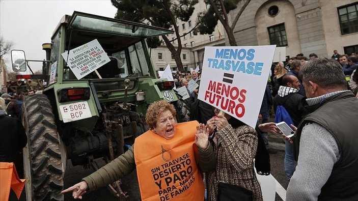 İspanya'da kuraklık ve su krizi nedeniyle çiftçiler hükümeti protesto etti