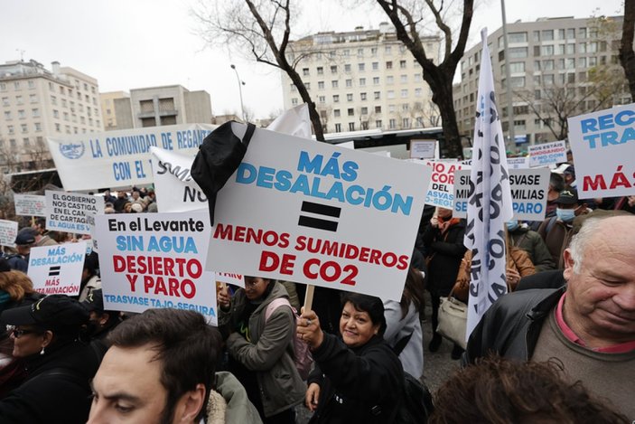 İspanya'da kuraklık ve su krizi nedeniyle çiftçiler hükümeti protesto etti