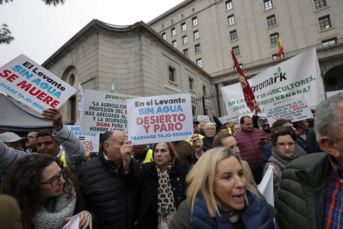 İspanya'da kuraklık ve su krizi nedeniyle çiftçiler hükümeti protesto etti