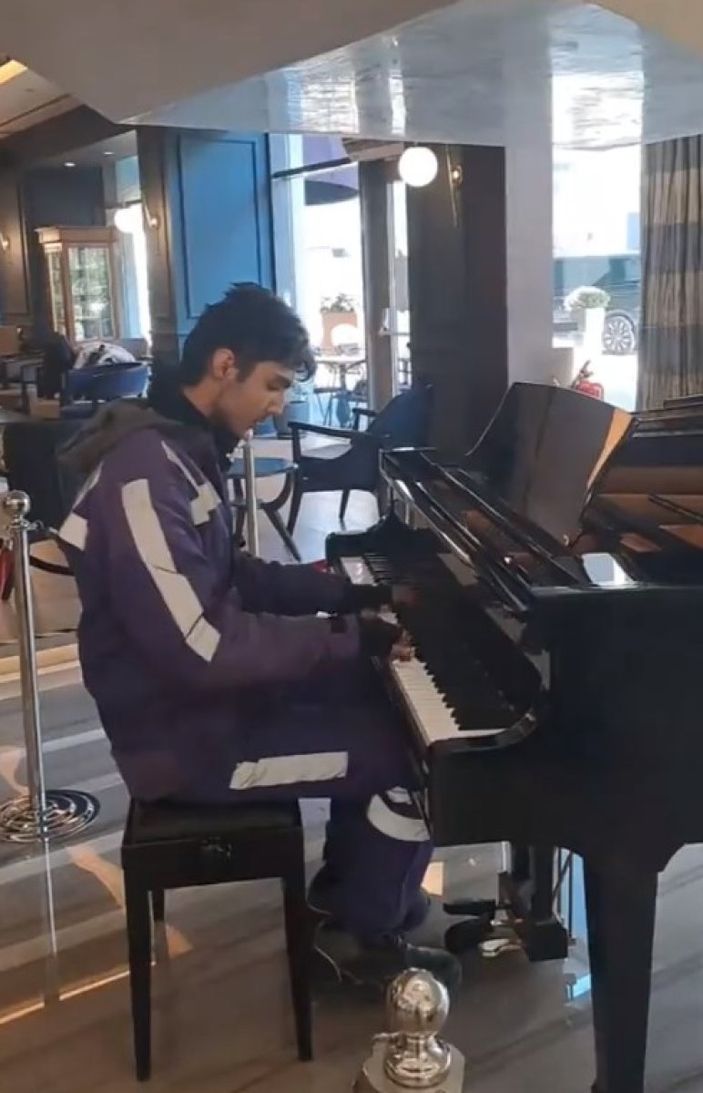 Siparişi teslim ettikten sonra piyanonun başına geçen kuryeden şov