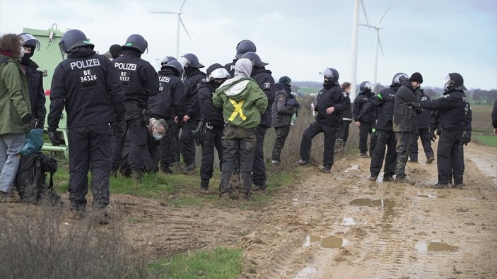 Almanya'da polis, maden köyündeki çevrecilere müdahale etti