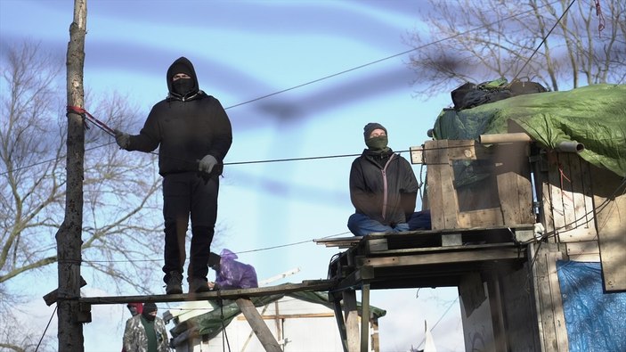 Almanya'da polis, maden köyündeki çevrecilere müdahale etti