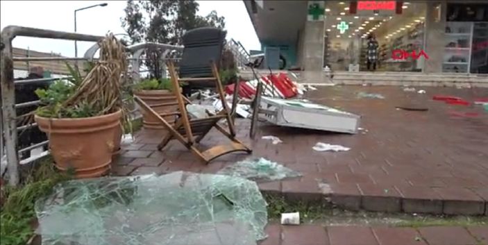 Antalya'da fırtına, mağaza camlarını patlattı