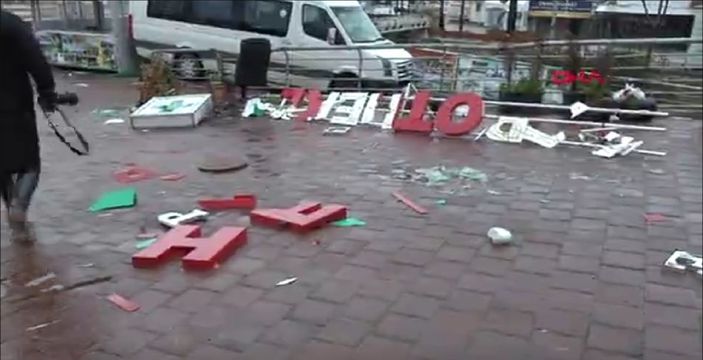 Antalya'da fırtına, mağaza camlarını patlattı
