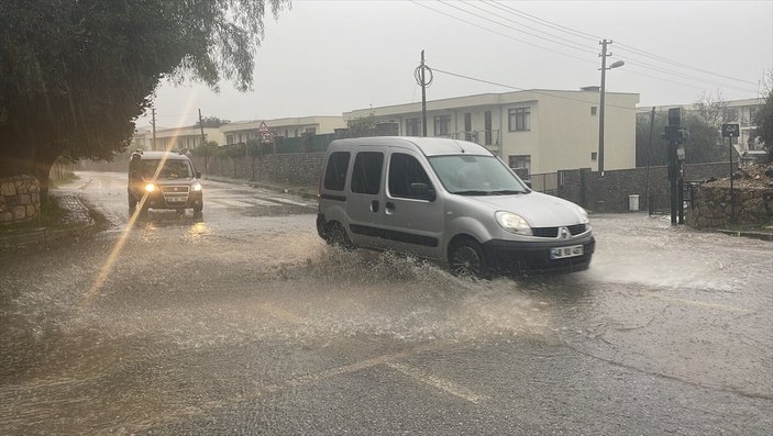 Antalya'da kuvvetli yağmur hayatı felç etti