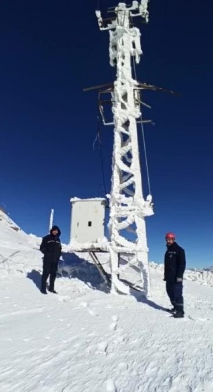 Hakkari Yüksekova'da elektrik direkleri dondu