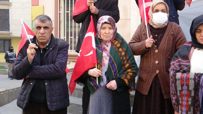 Evlat nöbetindeki baba: Çocuklarımızı alana kadar ayrılmayacağız