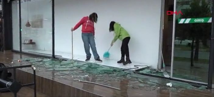 Antalya'da fırtına, mağaza camlarını patlattı