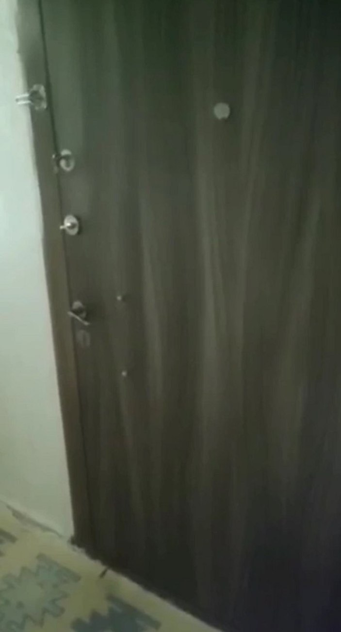Hatay’da eve girmeye çalışan hırsızı, kapı deliğinden görüntüledi 