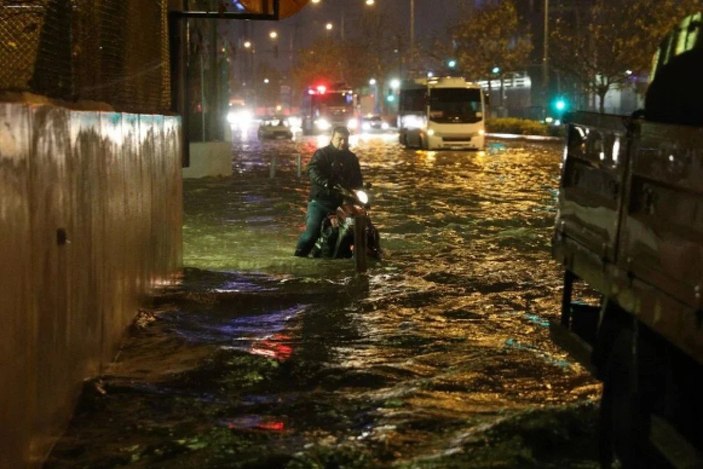 Antalya'da kuvvetli yağmur hayatı felç etti