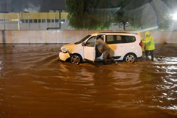 Antalya'da kuvvetli yağmur hayatı felç etti