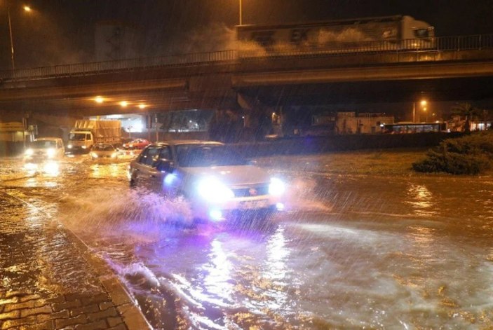 Antalya'da kuvvetli yağmur hayatı felç etti