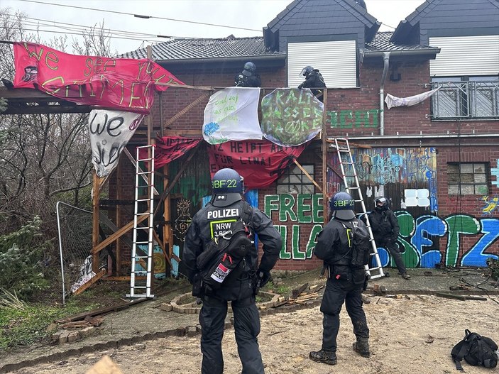 Almanya'da polis, maden köyündeki çevrecilere müdahale etti