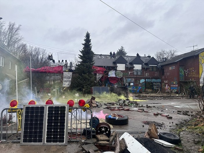 Almanya'da polis, maden köyündeki çevrecilere müdahale etti