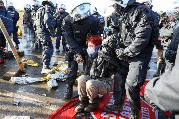 Almanya'da polis, maden köyündeki çevrecilere müdahale etti