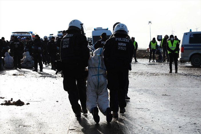 Almanya'da polis, maden köyündeki çevrecilere müdahale etti